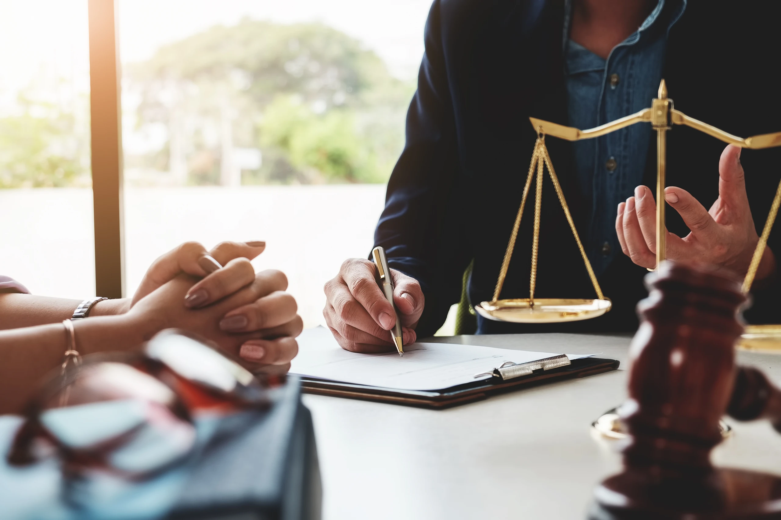 Consulta jurídica especializada: advogado orientando cliente sobre o exame da OAB e processos legais