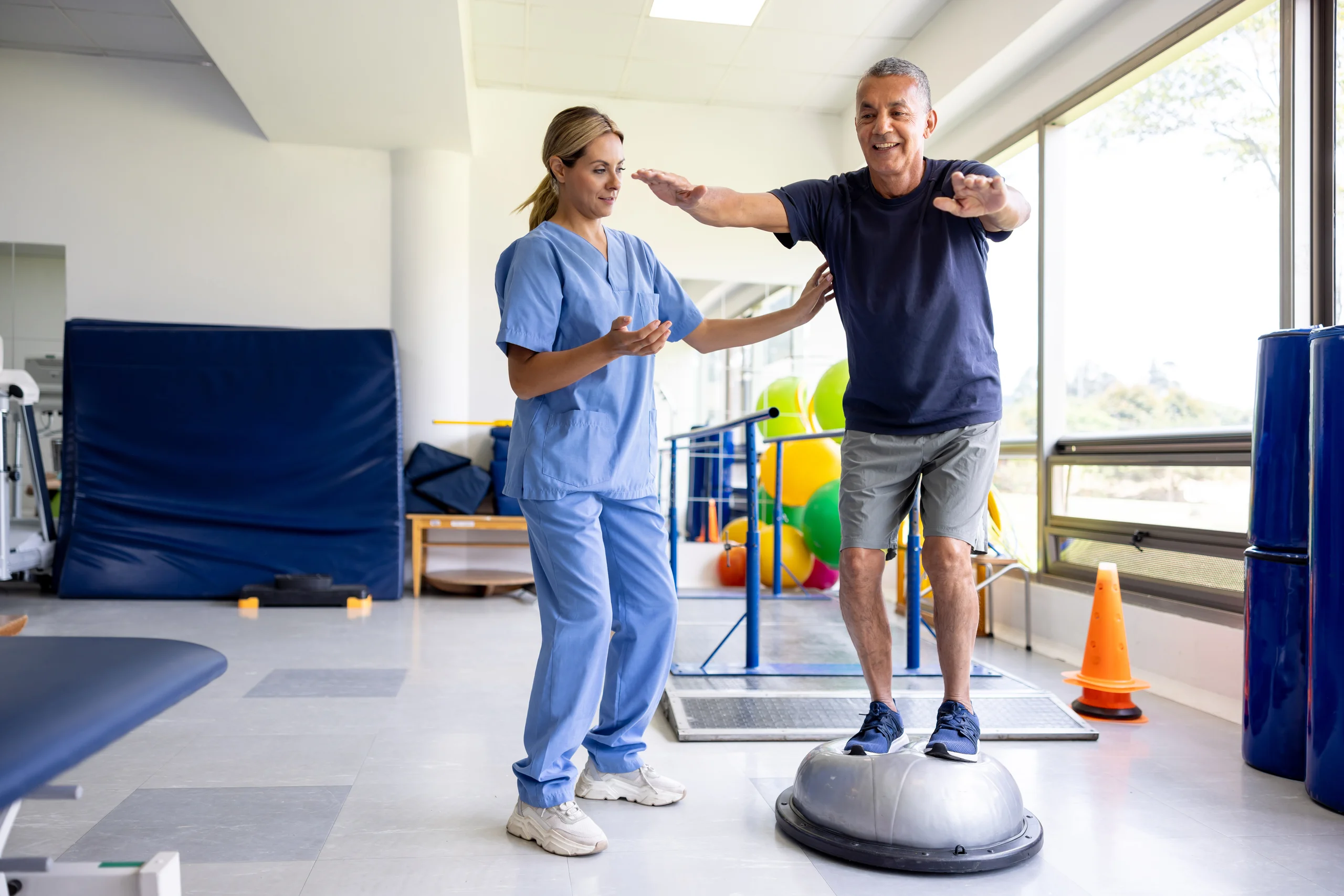 Entenda como funciona o curso de Fisioterapia e a prática clínica de reabilitação física com pacientes