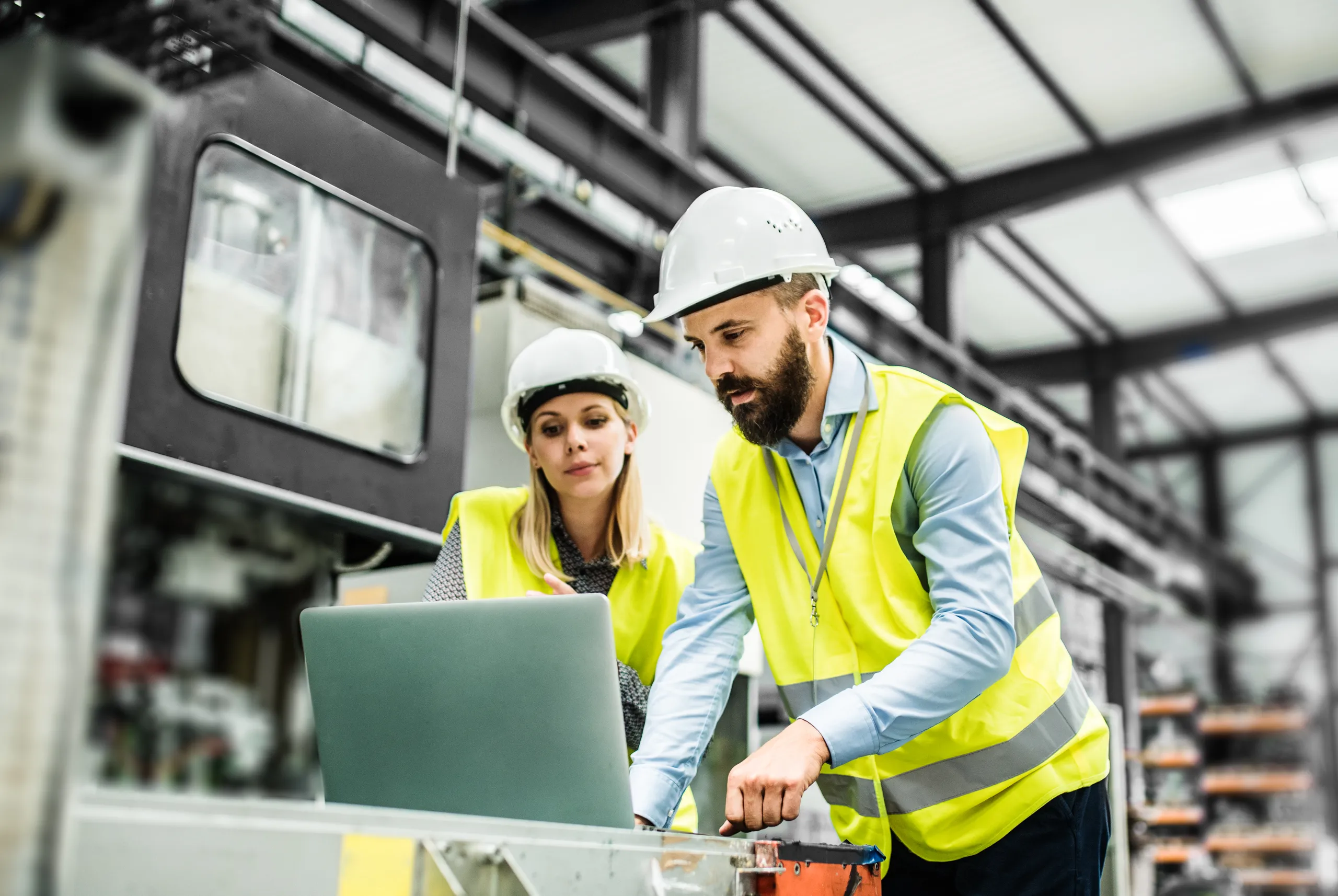 Descubra se o curso de Engenharia de Produção vale a pena analisando a rotina e as oportunidades de mercado para profissionais da área