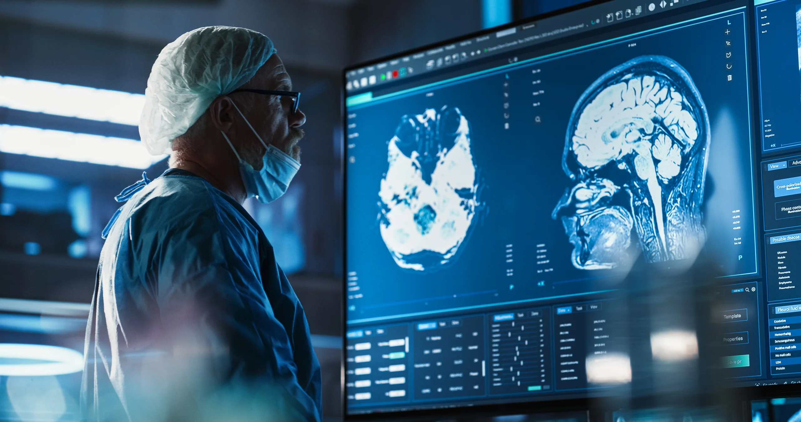 A importância da tecnologia na saúde: médico especialista examinando diagnósticos por imagem em ambiente hospitalar moderno