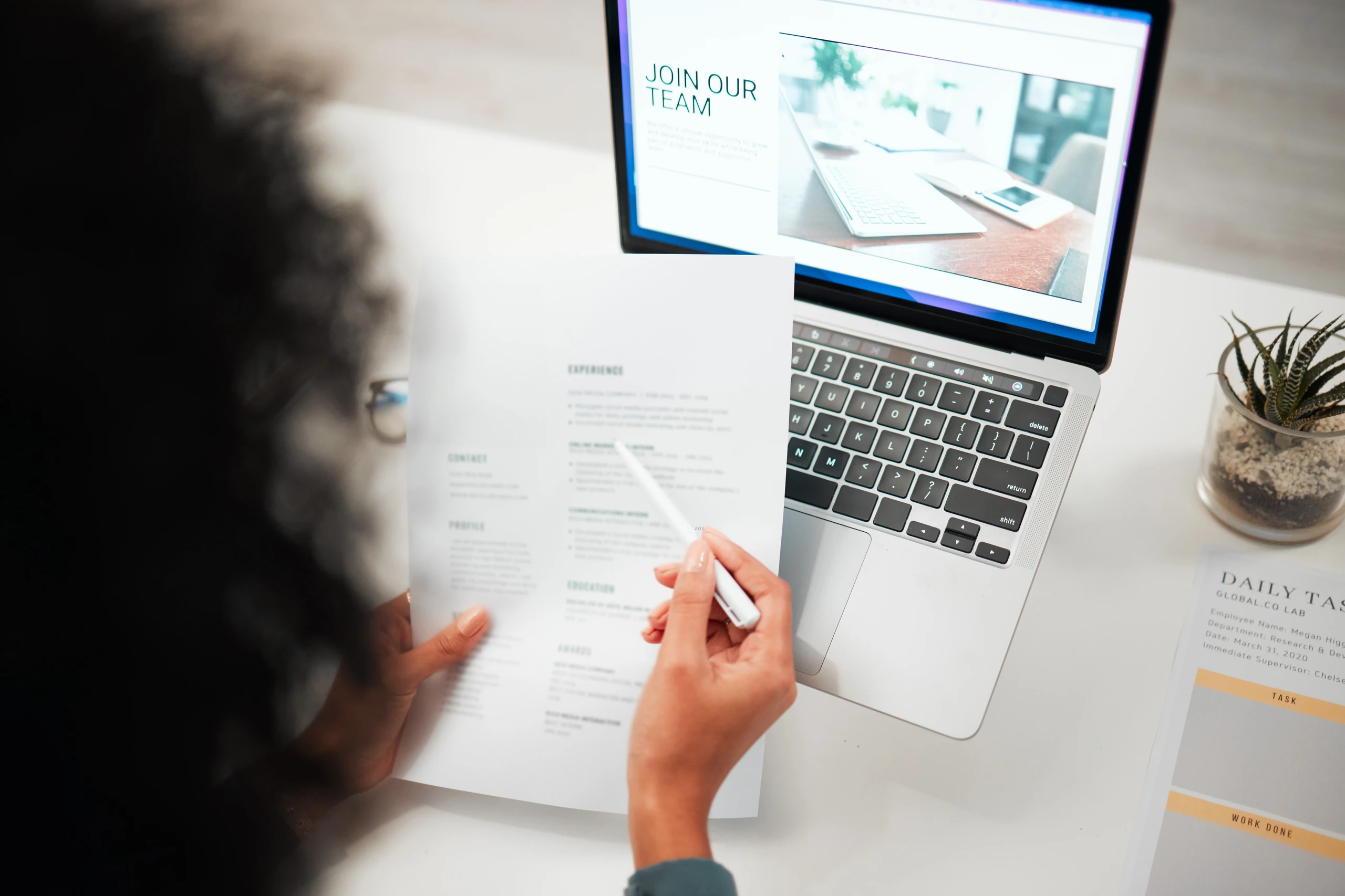 Dicas essenciais para elaborar um currículo profissional para seu primeiro emprego e conquistar uma vaga