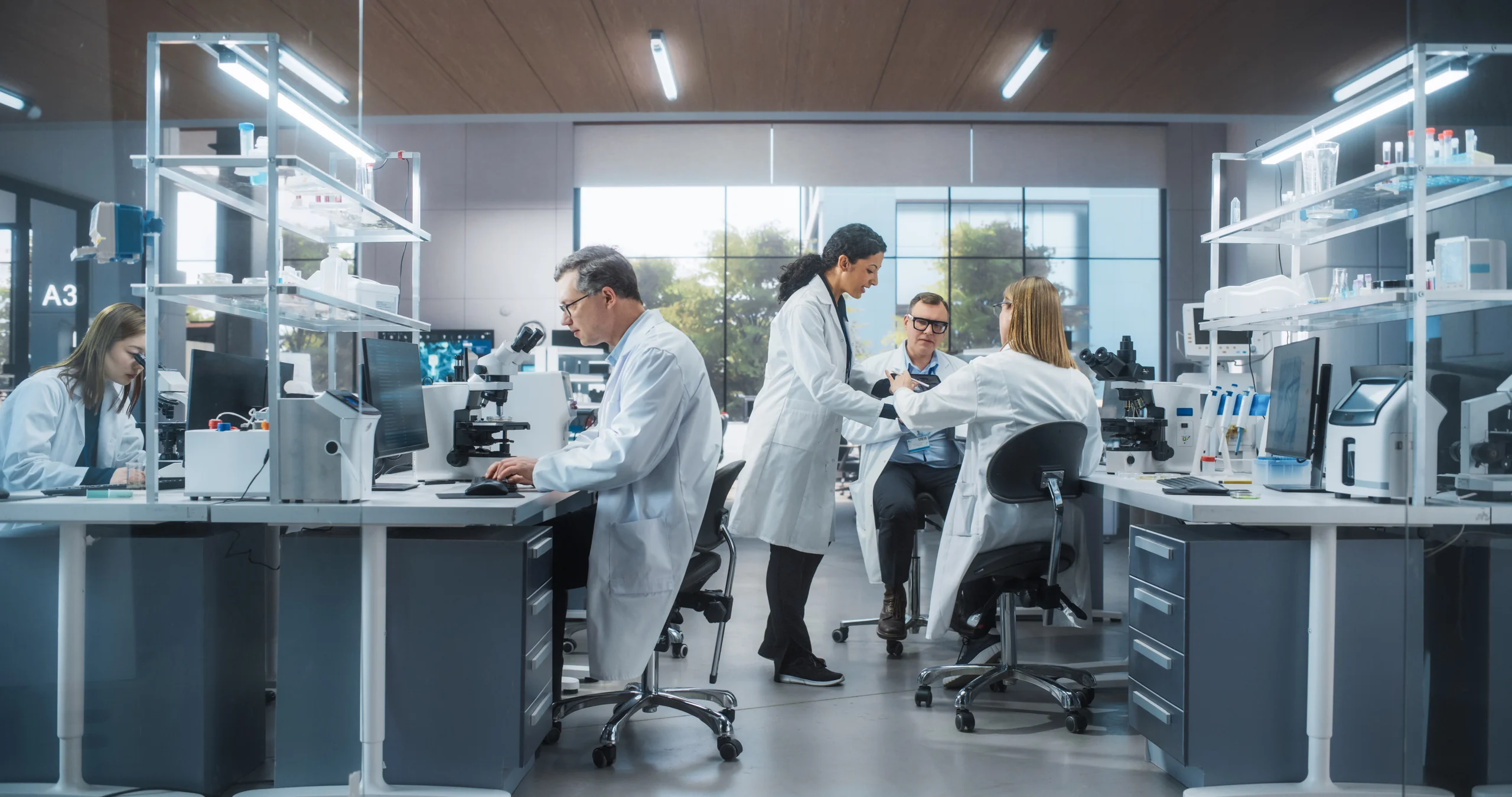 Descubra as áreas da biomedicina em alta e conheça a rotina de pesquisa científica em laboratórios modernos de ponta