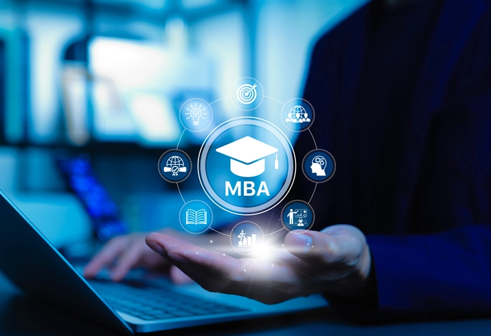 Estudante utilizando notebook com ícone digital de MBA e competências profissionais em destaque