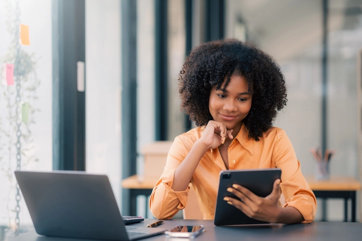https://estaticos.animaeducacao.com.br/medias/20251215175556/GettyImages-1803472793.webp Mulher jovem e profissional focada usando um tablet em um escritório moderno