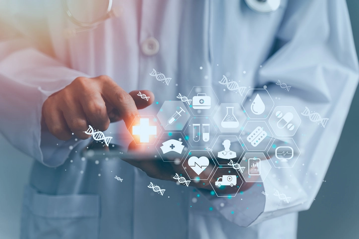 Médico utilizando tablet com interface digital de ícones de saúde e medicina