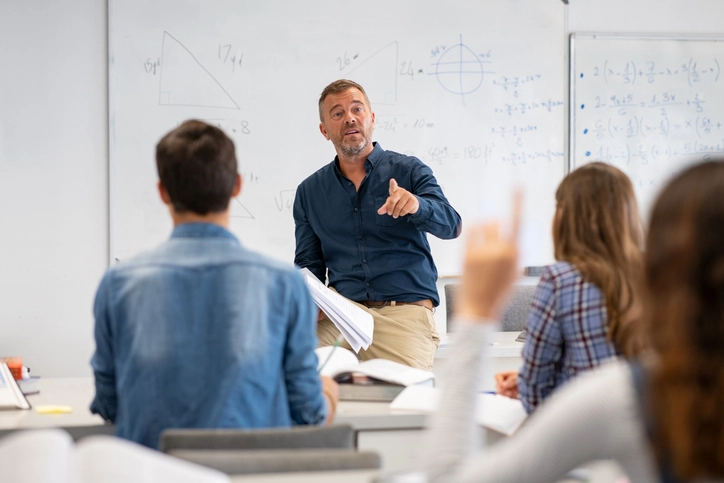 Professor ensinando matemática em uma sala de aula com alunos participando