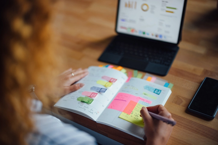 Como criar um plano de estudos eficiente para organizar sua rotina acadêmica e melhorar o desempenho