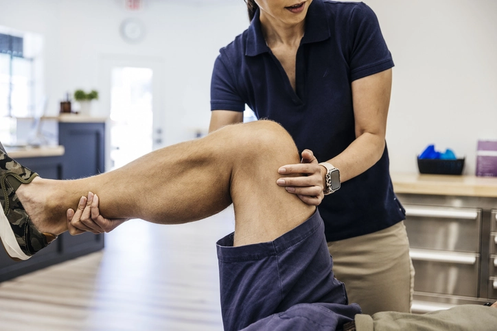 Sessão de fisioterapia focada em reabilitação e avaliação de mobilidade do joelho do paciente