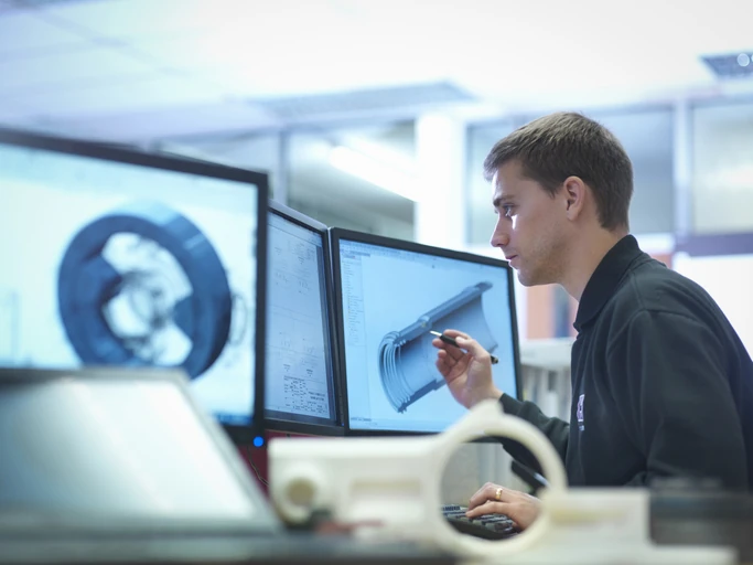 Engenheiro profissional utilizando softwares de modelagem CAD para projetos de engenharia e desenvolvimento de produtos industriais