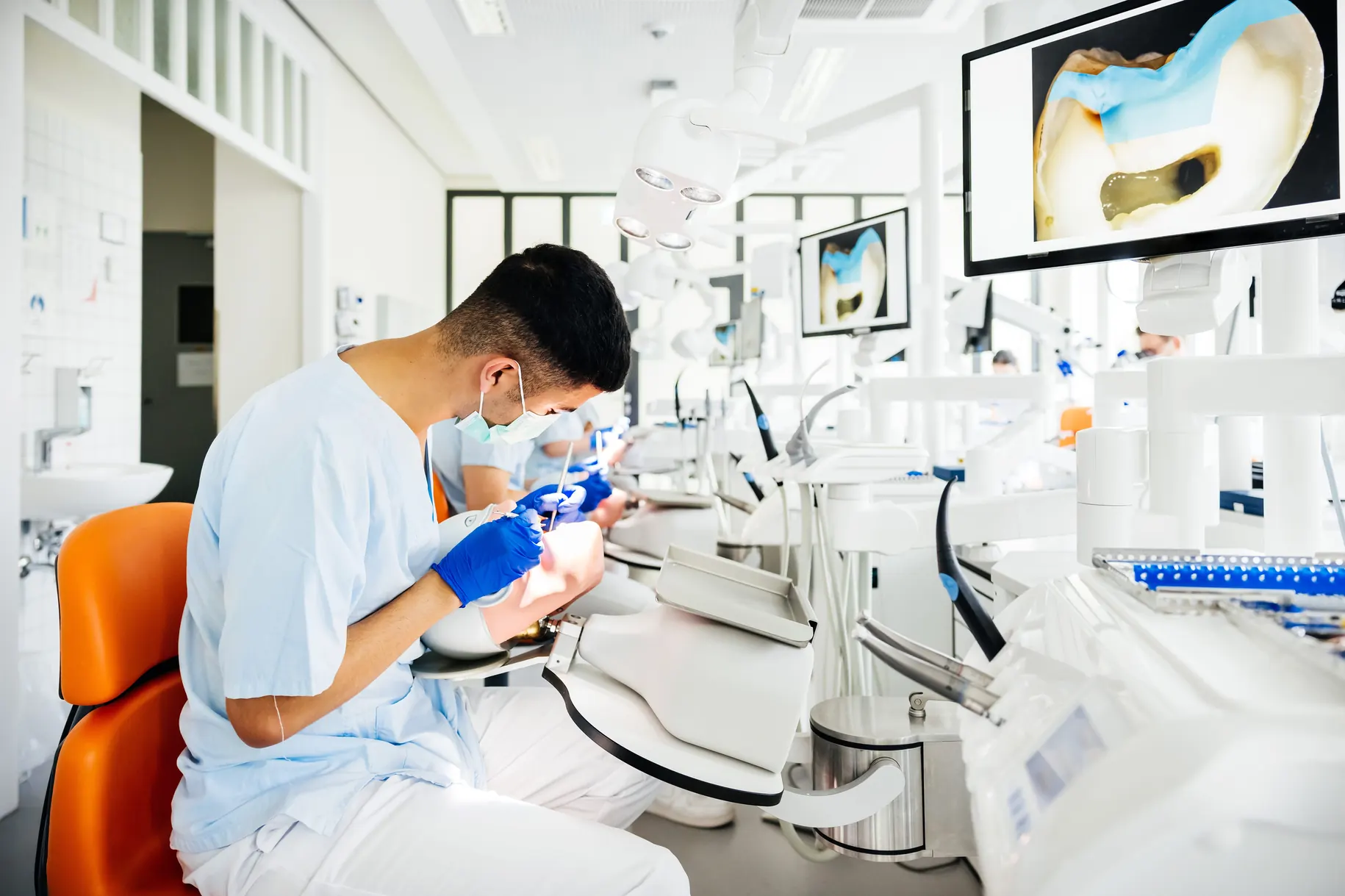 https://estaticos.animaeducacao.com.br/medias/20260105152424/salario-na-odontologia-quais-valores-e-o-que-influencia-na-remuneracao.webp Descubra como funciona o mercado de trabalho e quais fatores influenciam o salário na odontologia atualmente