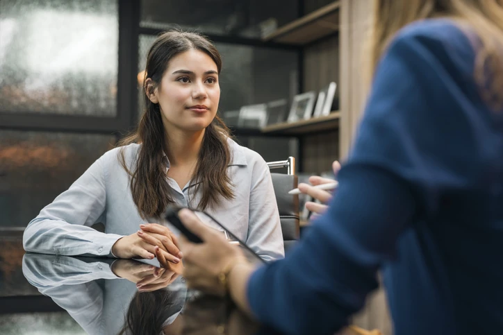 Candidata em entrevista de emprego conversando com recrutadora para processo seletivo profissional