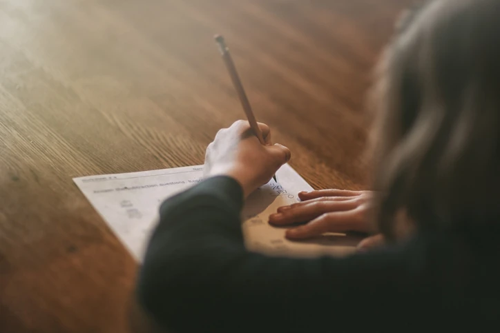 Estudante focada resolvendo atividades escolares de matemática para melhorar o aprendizado e o desempenho acadêmico