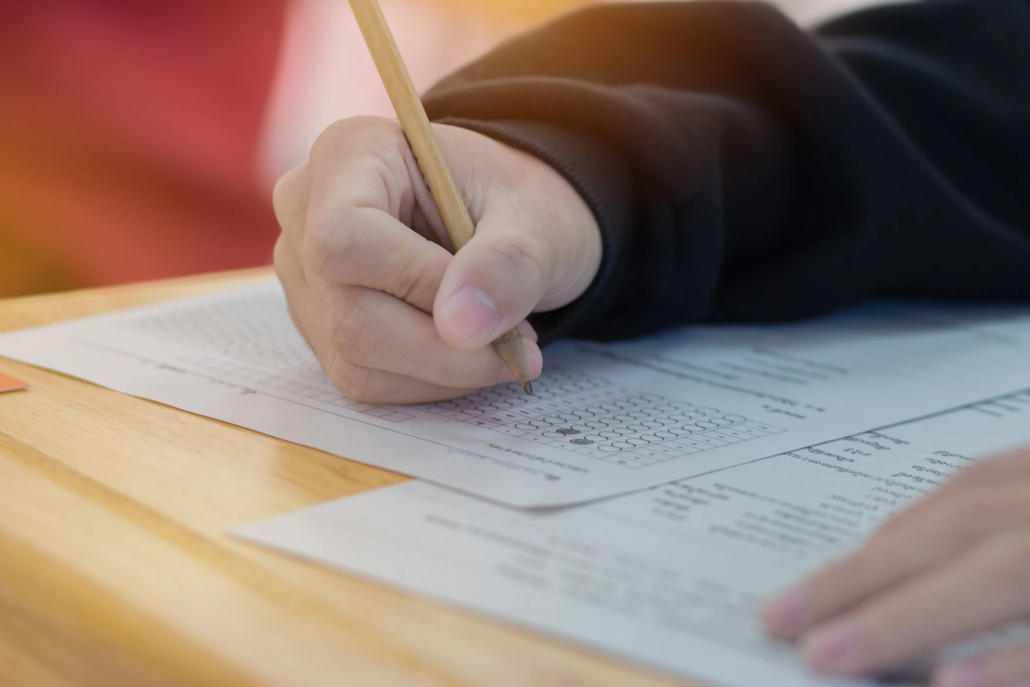 Descubra como calcular a nota do ENEM e entender o sistema de pontuação TRI com este guia completo e prático Estudante preenchendo gabarito de prova do ENEM com lápis