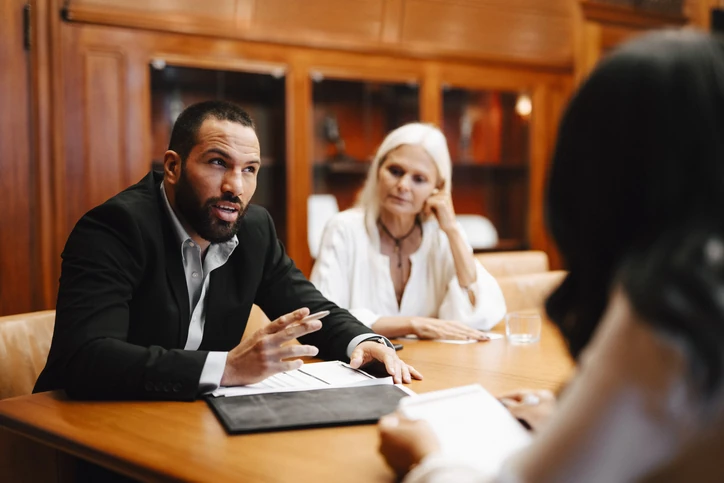 Homem de negócios em reunião corporativa apresentando ideias em uma mesa de escritório