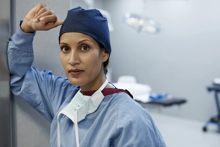Retrato profissional de médica cirurgiã pronta para procedimentos em ambiente hospitalar moderno