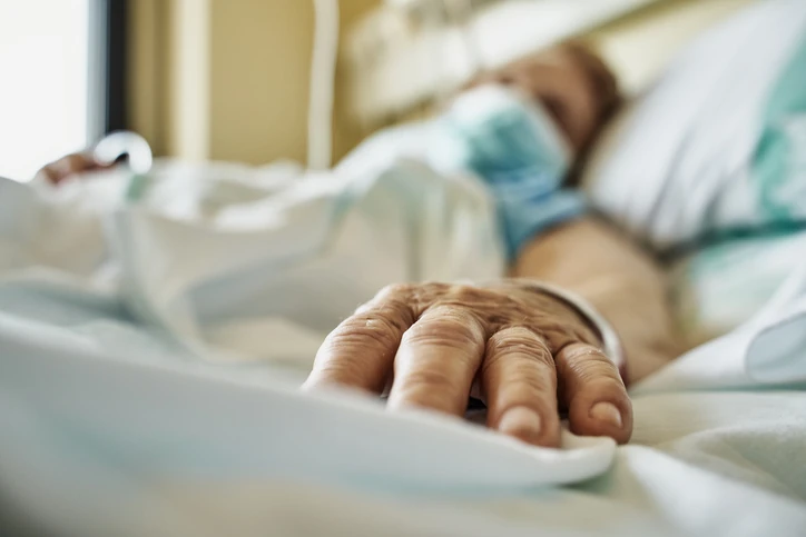 Cuidados hospitalares e assistência médica para pacientes idosos em ambiente de internação com segurança