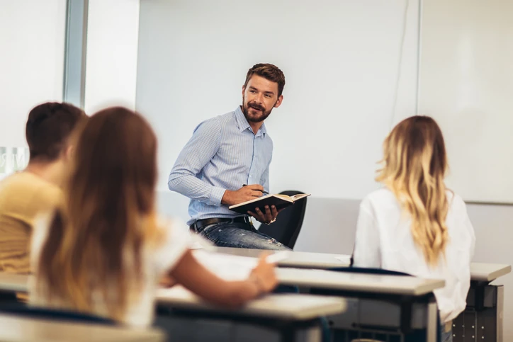 Professor ensinando alunos em uma sala de aula universitária