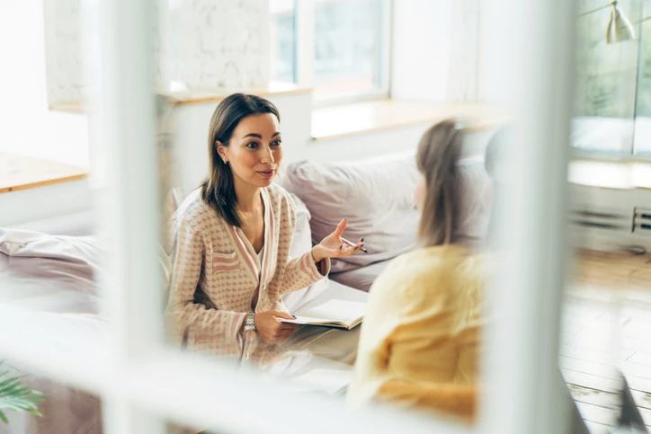 Profissional realizando atendimento humanizado e acolhedor em um ambiente de consultoria, terapia ou mentoria personalizada