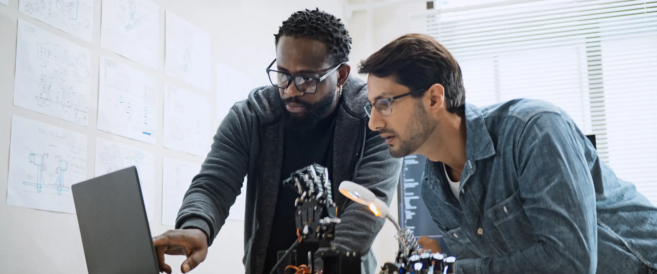 Descubra as diferenças entre Ciência da Computação e Engenharia da Computação ao analisar projetos práticos de robótica e desenvolvimento de software