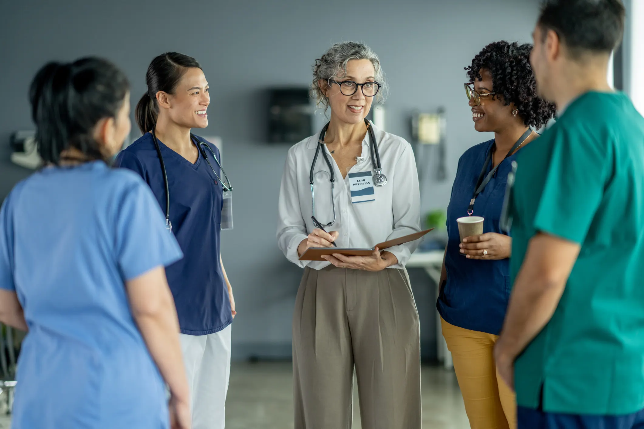 Equipe de enfermagem e médica discutindo em ambiente hospitalar