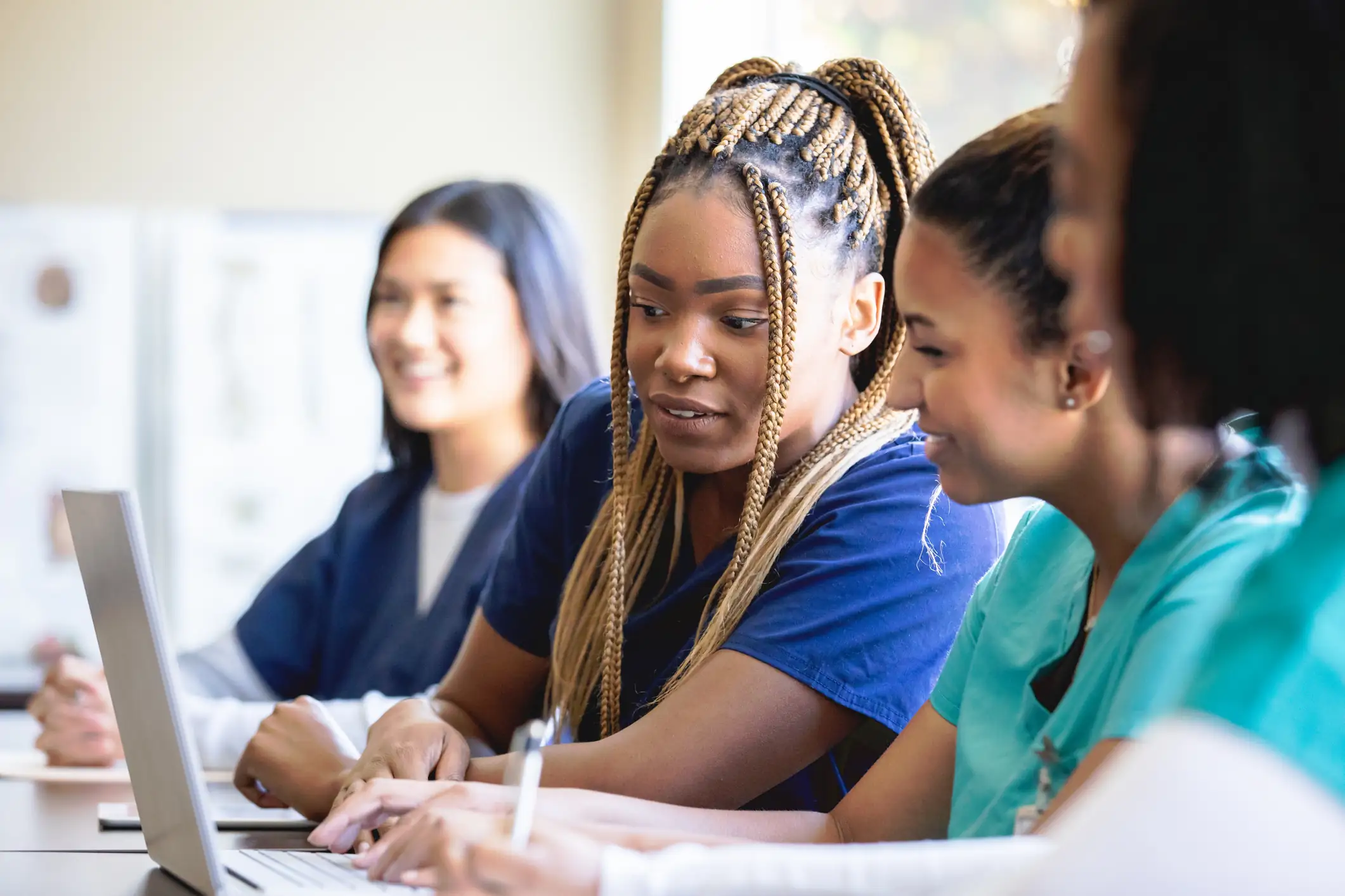 Descubra a duração do curso de enfermagem e tire todas as suas dúvidas sobre a graduação em um guia completo para estudantes