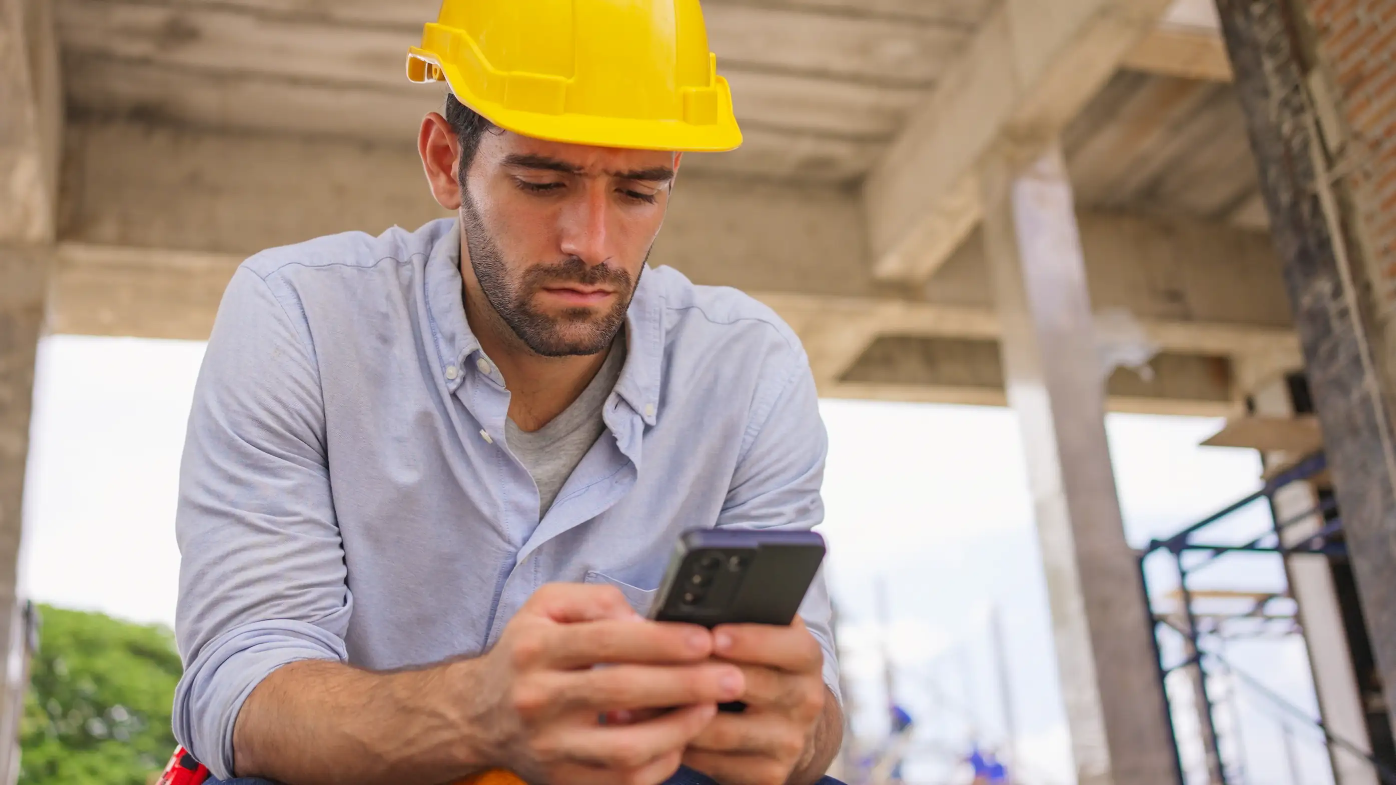 Arquiteto usando celular em obra