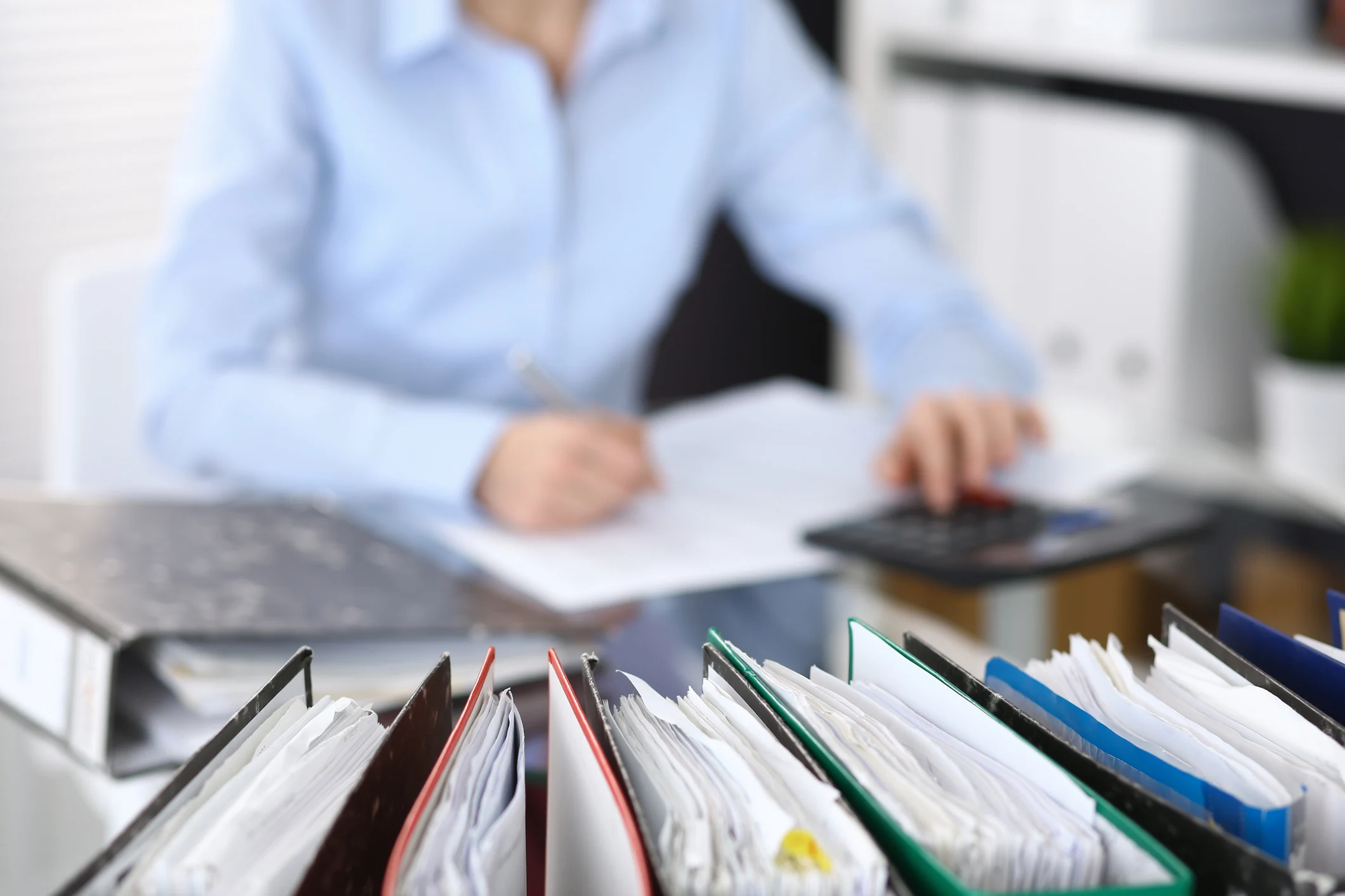 Profissional organizando documentos e processos administrativos em um escritório