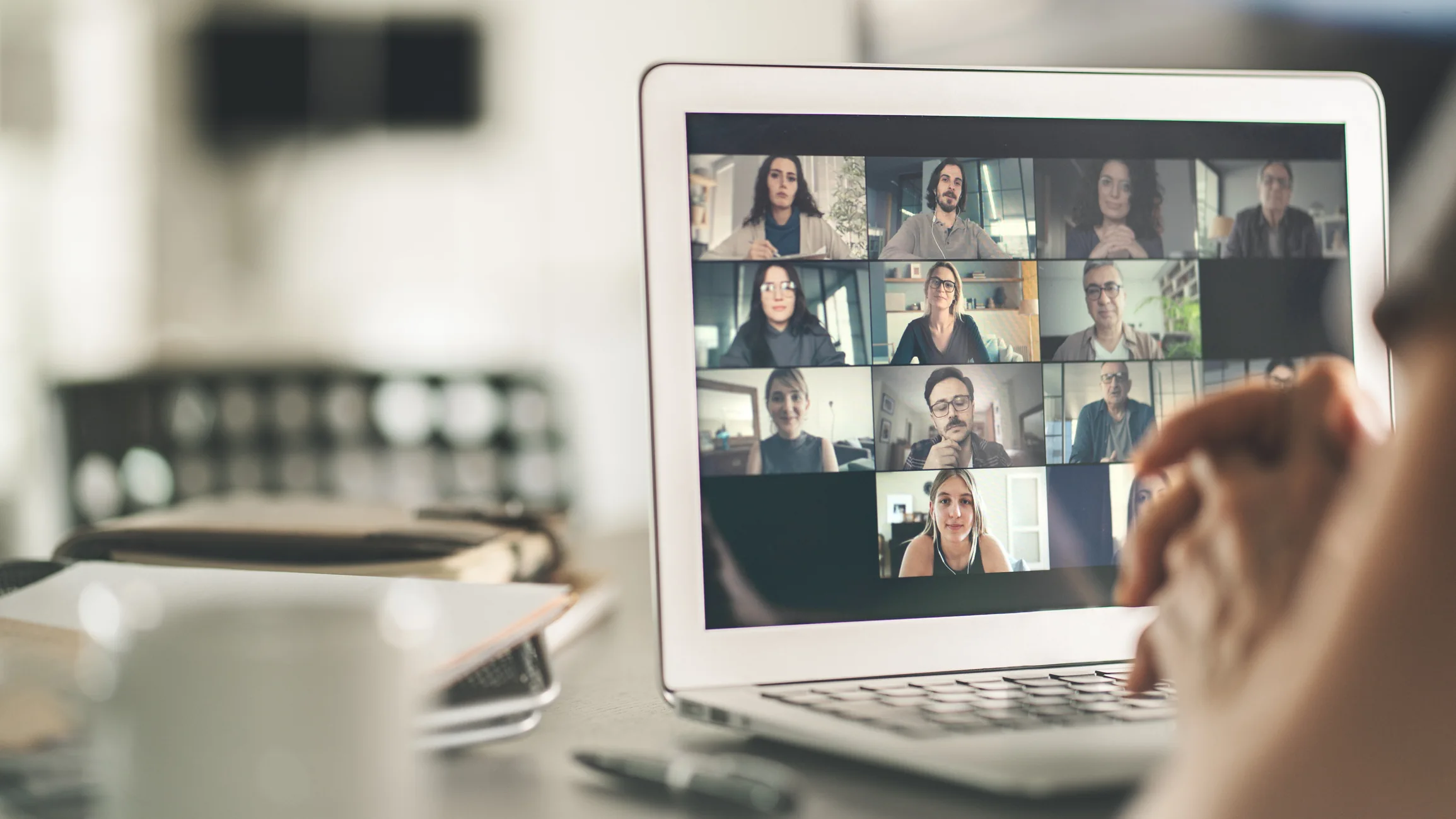 Entenda como funciona a modalidade de ensino ao vivo em cursos de graduação e as vantagens das aulas remotas interativas para o aprendizado Estudante participando de aula online ao vivo em videoconferência