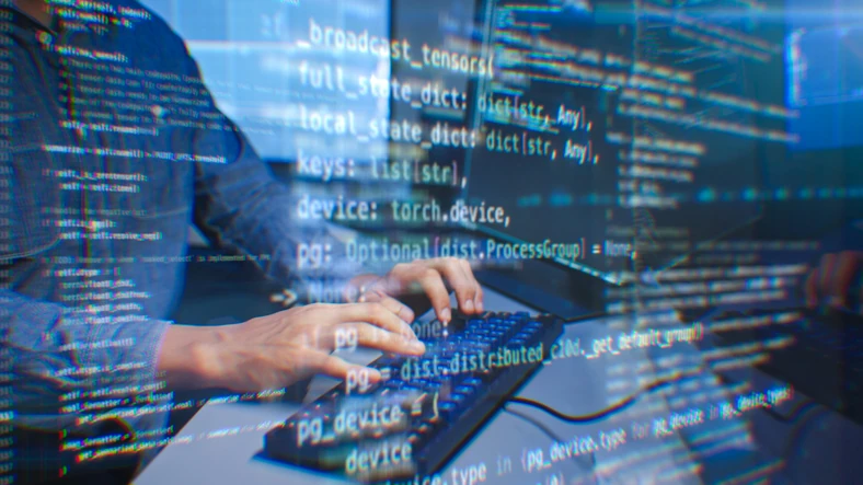 Desenvolvedor de software trabalhando em codificação de inteligência artificial com interface de dados sobreposta
