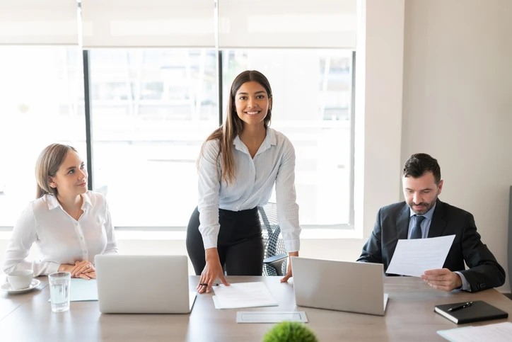 Equipe profissional colaborando em uma reunião de negócios no escritório para impulsionar a produtividade e o sucesso corporativo
