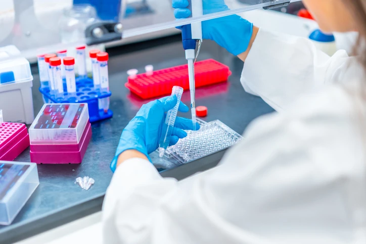 Cientista utilizando pipeta automática em laboratório de pesquisa