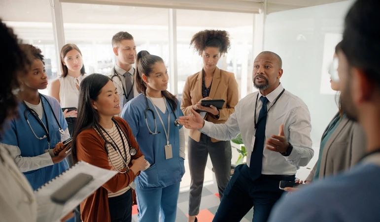 Gestão e liderança na área da saúde com equipe médica reunida para discussão de casos clínicos e estratégias de atendimento