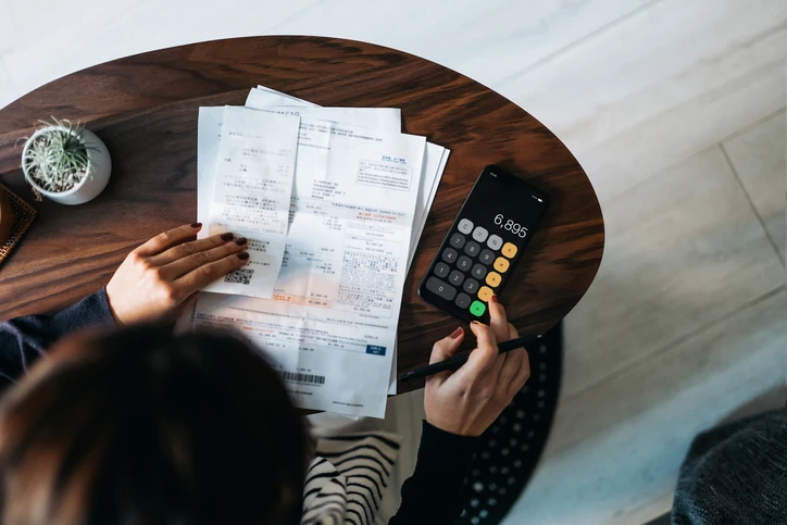 Organização financeira pessoal: como controlar gastos e pagar contas usando calculadora e smartphone