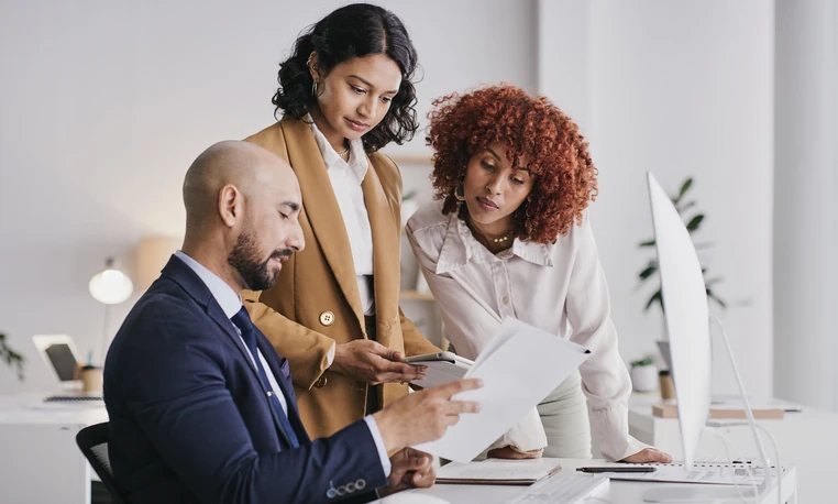 Equipe de negócios colaborando em um ambiente corporativo moderno com foco em produtividade e trabalho em equipe