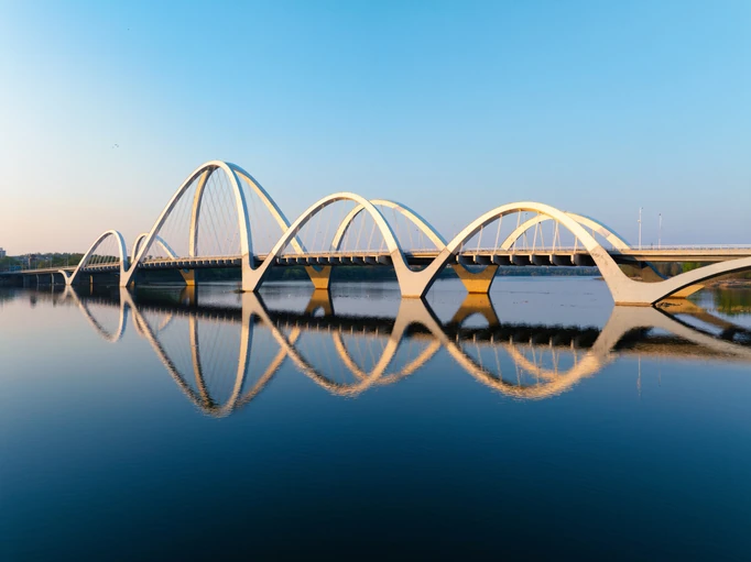 Ponte Juscelino Kubitschek com arcos brancos refletidos no Lago Paranoá em Brasília