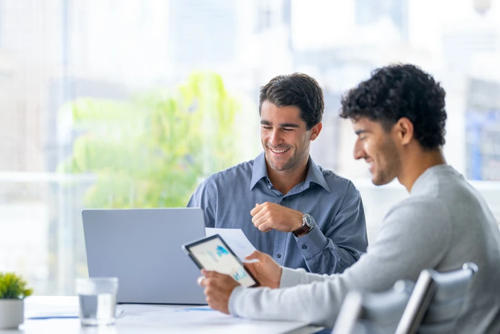 Colaboração profissional no ambiente de trabalho com uso de tecnologia para análise de dados e produtividade