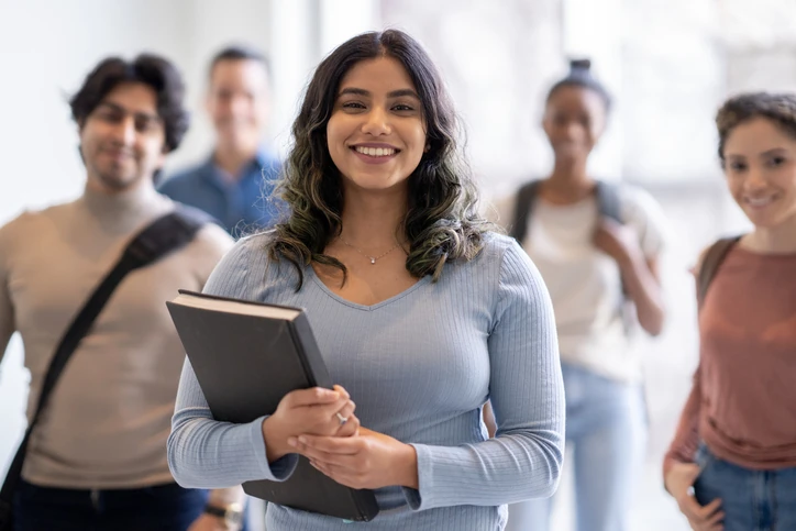 Estudantes universitários felizes e diversos prontos para as aulas em um ambiente de ensino superior acolhedor