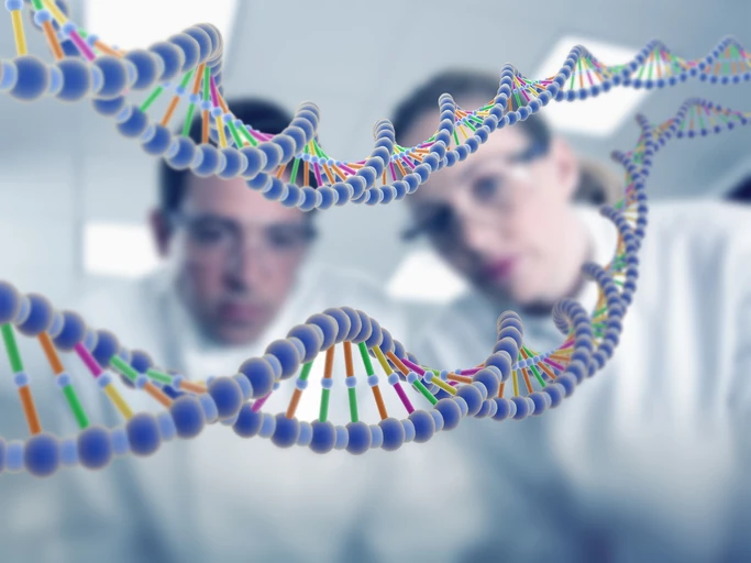 Cientistas analisando estrutura de molécula de DNA em laboratório
