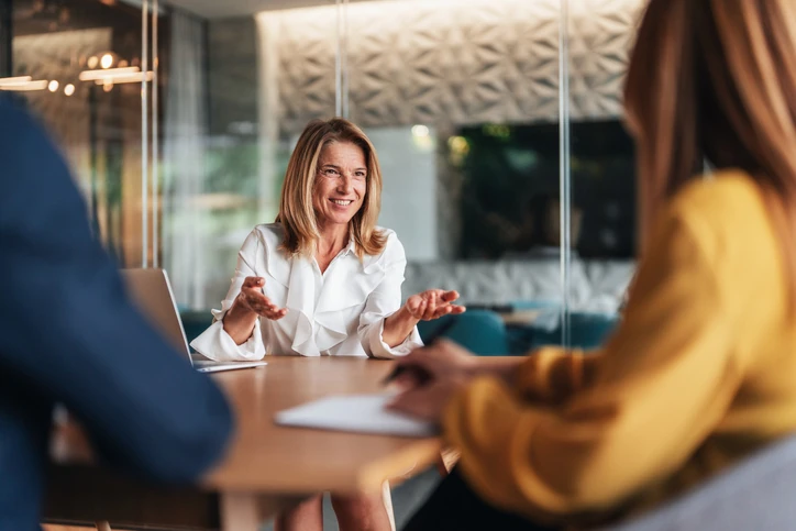 Líder de equipe conduzindo uma reunião produtiva com colegas de trabalho em um ambiente corporativo colaborativo