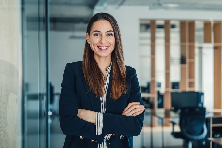 Retrato de uma profissional de negócios confiante e sorridente em um escritório corporativo contemporâneo para ambiente de trabalho Mulher profissional sorridente em um ambiente de escritório moderno