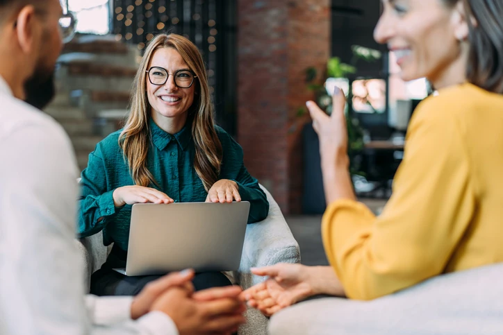 Equipe profissional colaborando em uma reunião de trabalho em ambiente corporativo moderno