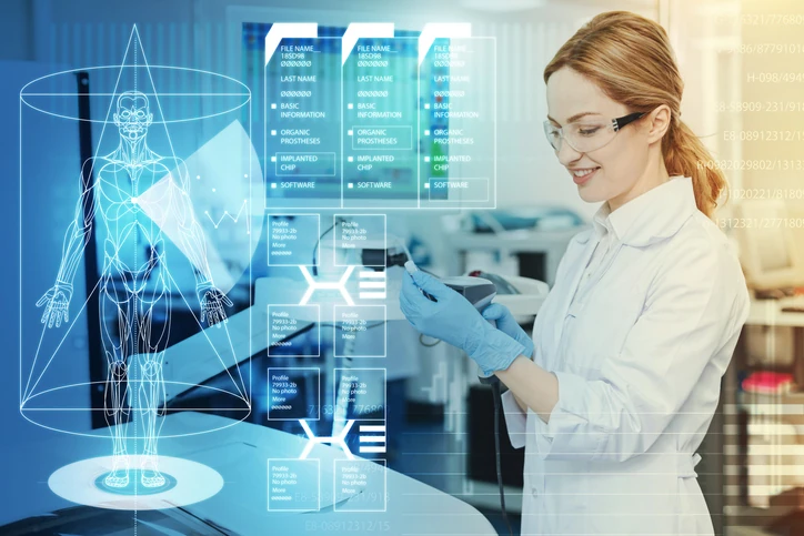 Cientista analisando dados de escaneamento corporal humano em laboratório de tecnologia médica
