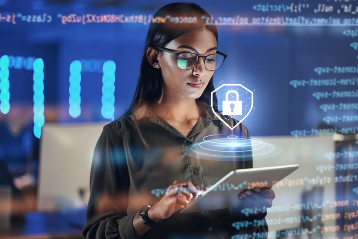 Especialista em cibersegurança analisando dados em tablet com ícone de cadeado digital