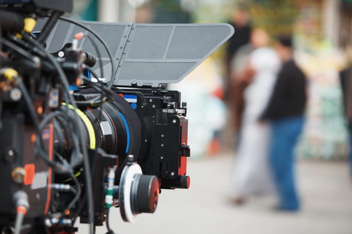 Câmera de cinema profissional em set de filmagem