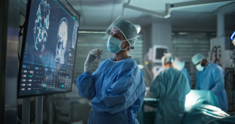 Equipe médica utilizando tecnologia avançada de diagnóstico por imagem para planejamento de cirurgia neurológica complexa