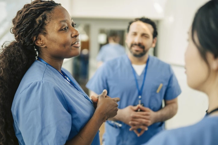 Profissionais de saúde em colaboração e reunião de equipe em um hospital moderno