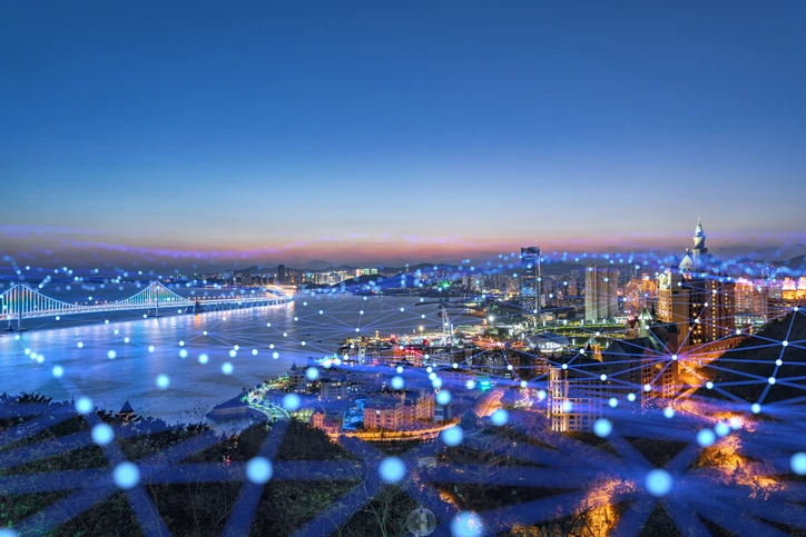 Representação visual de uma cidade inteligente conectada por tecnologia digital e infraestrutura urbana moderna