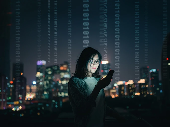 Mulher utilizando celular em ambiente noturno com efeito de código binário representando tecnologia e inovação digital