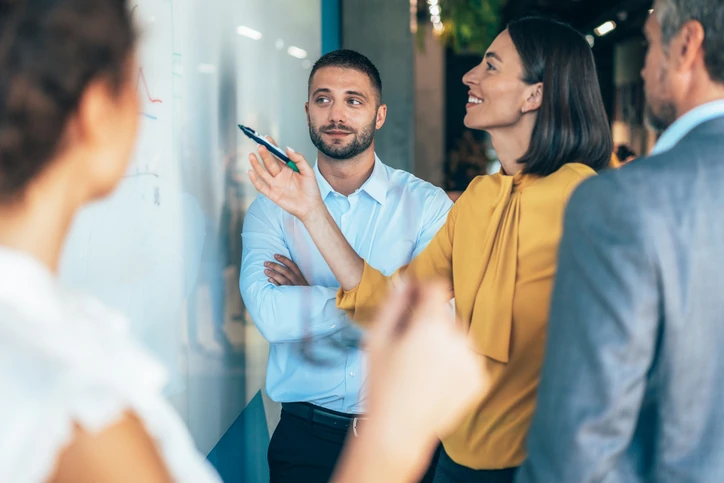 Equipe profissional colaborando em uma reunião de planejamento estratégico em escritório moderno