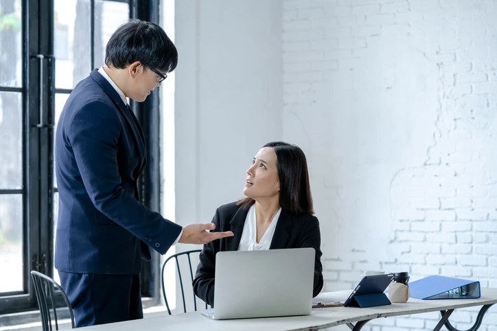 Profissionais de negócios em reunião colaborativa no escritório analisando dados no computador Colegas de trabalho discutindo um projeto em um escritório moderno